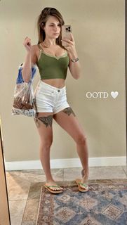 Tabby Sharp feet photo 10