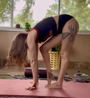 Tabby Sharp feet photo 4