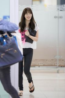 Taeyeon feet photo thumbnail