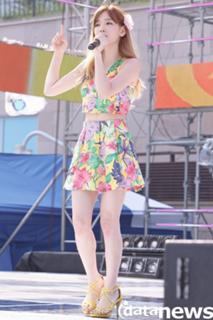 Taeyeon feet photo thumbnail