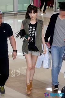 Taeyeon feet photo thumbnail