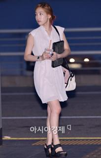Taeyeon feet photo thumbnail