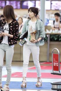 Taeyeon feet photo thumbnail