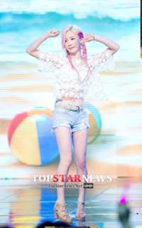 Taeyeon feet photo thumbnail