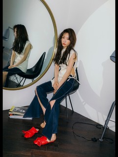 Taeyeon feet photo thumbnail