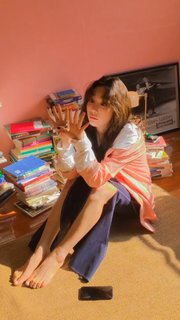 Taeyeon feet photo thumbnail