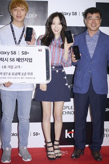 Taeyeon feet photo thumbnail
