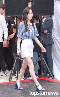 Taeyeon feet photo thumbnail