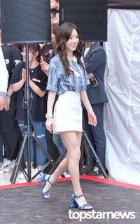 Taeyeon feet photo thumbnail