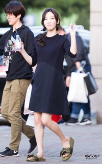 Taeyeon feet photo thumbnail