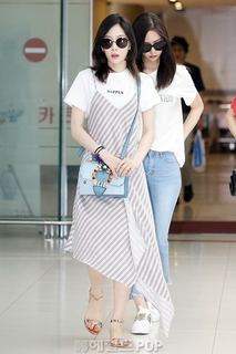 Taeyeon feet photo thumbnail