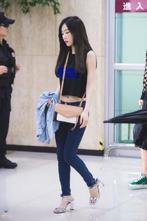 Taeyeon feet photo thumbnail
