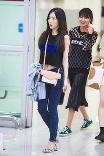 Taeyeon feet photo thumbnail