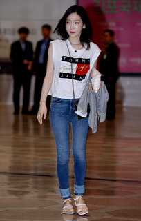 Taeyeon feet photo thumbnail