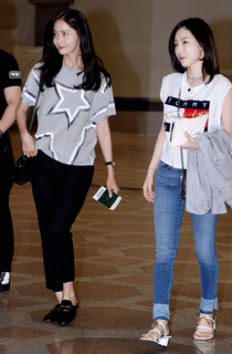 Taeyeon feet photo thumbnail