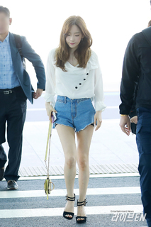 Taeyeon feet photo thumbnail