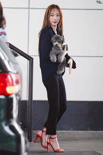 Taeyeon feet photo thumbnail