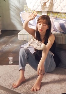 Taeyeon feet photo thumbnail