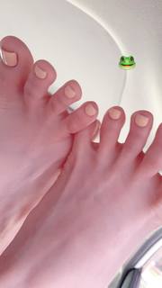 Taeyeon feet photo thumbnail