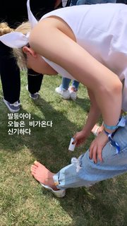 Taeyeon feet photo thumbnail