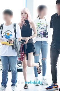 Taeyeon feet photo thumbnail