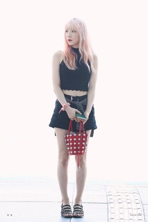 Taeyeon feet photo thumbnail