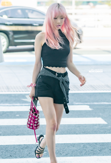 Taeyeon feet photo thumbnail