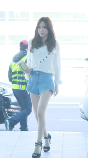 Taeyeon feet photo thumbnail