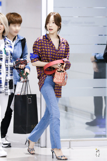 Taeyeon feet photo thumbnail