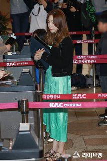 Taeyeon feet photo thumbnail
