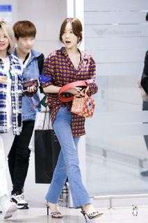 Taeyeon feet photo thumbnail