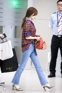 Taeyeon feet photo thumbnail