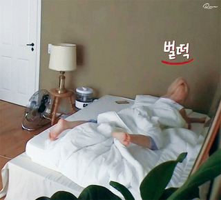 Taeyeon feet photo thumbnail