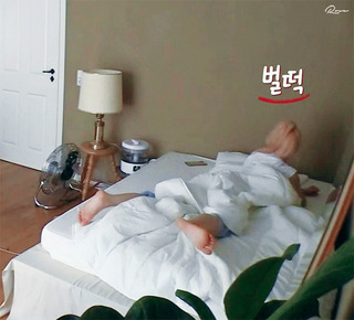 Taeyeon feet photo thumbnail