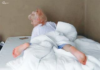 Taeyeon feet photo thumbnail
