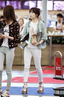 Taeyeon feet photo thumbnail