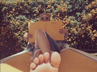 Taeyeon feet photo thumbnail