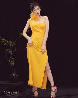 Taeyeon feet photo thumbnail