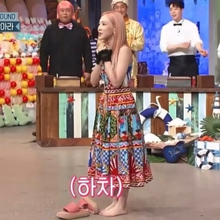 Taeyeon feet photo thumbnail