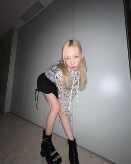 Taeyeon feet photo thumbnail