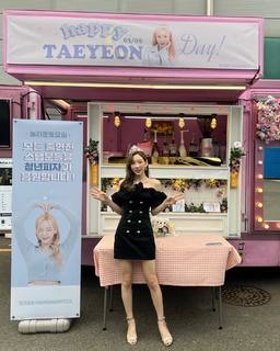 Taeyeon feet photo thumbnail