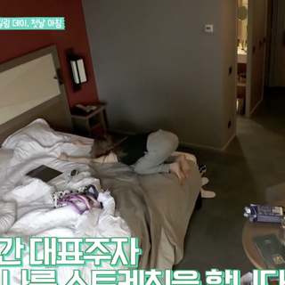 Taeyeon feet photo thumbnail