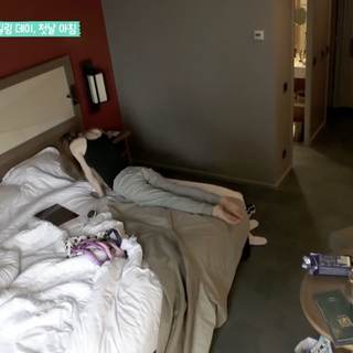 Taeyeon feet photo thumbnail