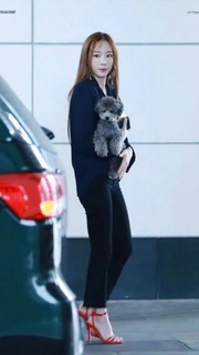 Taeyeon feet photo thumbnail