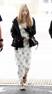 Taeyeon feet photo thumbnail