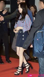 Taeyeon feet photo thumbnail