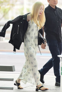 Taeyeon feet photo thumbnail