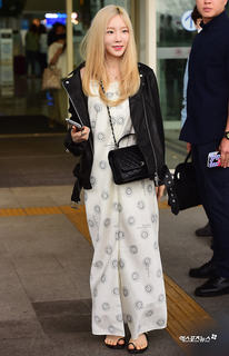 Taeyeon feet photo thumbnail