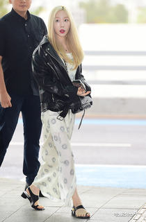Taeyeon feet photo thumbnail