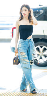 Taeyeon feet photo thumbnail